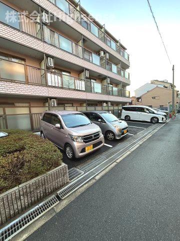 駐車場　駐車場があるので、車を買う予定の方も安心です