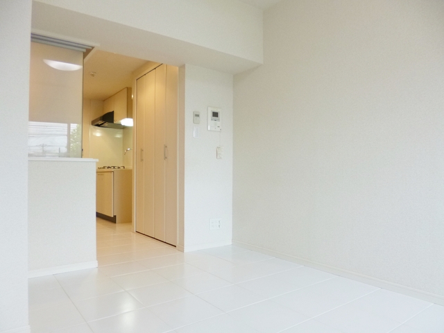 居室・リビング　フロアタイル張りのお部屋です♪