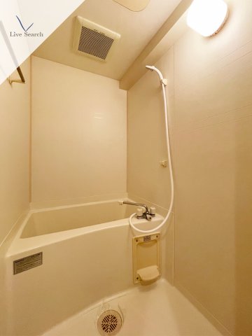 バス・シャワールーム　コンパクトで使いやすいお風呂です