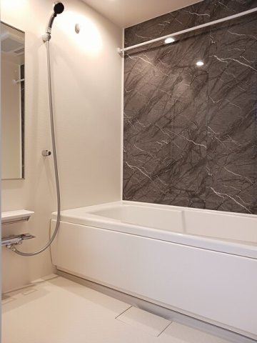 バス・シャワールーム　コンパクトで使いやすいお風呂です