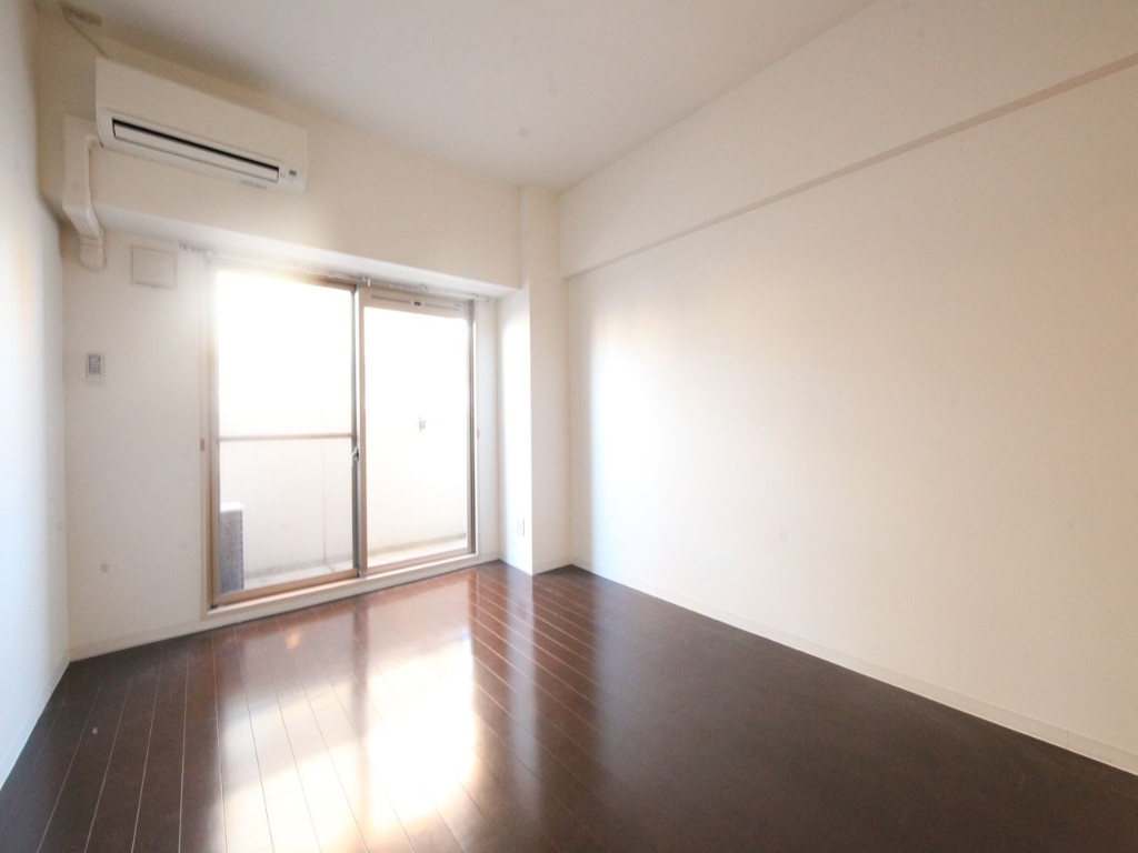 バルコニー　洋室10.97帖　エアコン完備　バルコニー