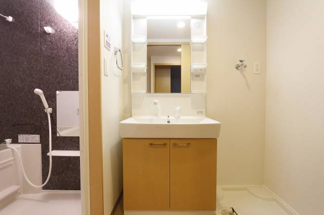 洗面設備　立派な洗面台です。