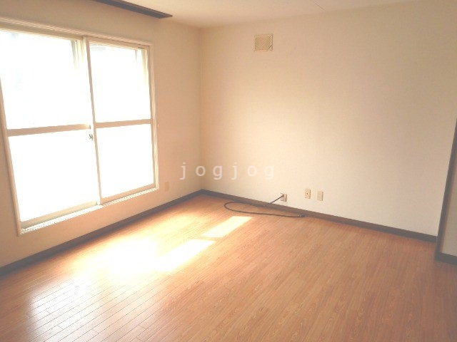 居室・リビング　南向きの明るいリビングです。