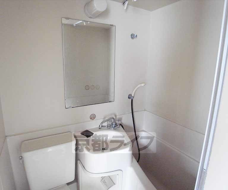 洗面設備　清潔感のあるバスルームです