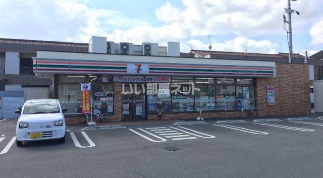 コンビニ　セブンイレブン（コンビニ）まで916m