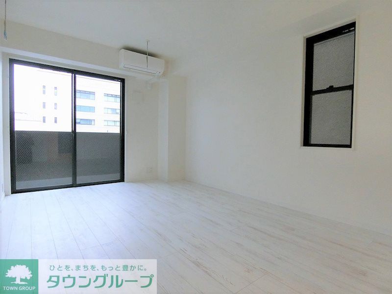 居室・リビング　広々した洋室は、木目調のフローリングがオシャレ♪