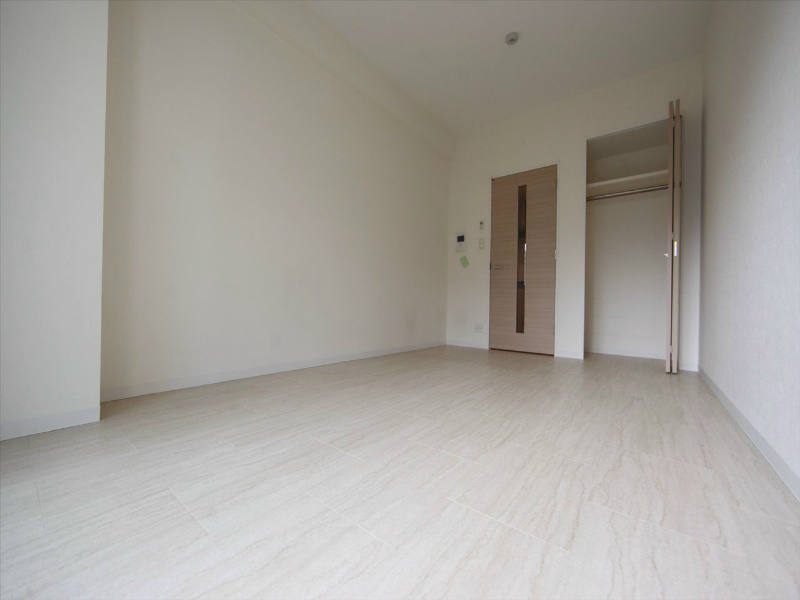 その他　洋室8.0帖　クローゼット付（収納充実してます）