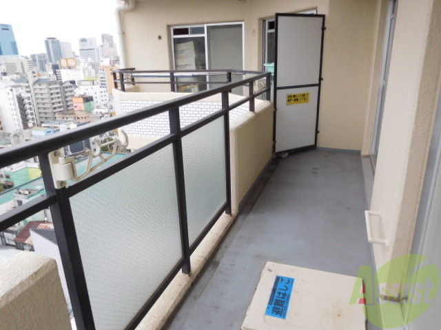 バルコニー　とっても明るいバルコニーたくさん洗濯物も干せますよ