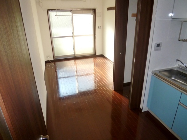 居室・リビング　バルコニー側の窓には電動シャッター付き！