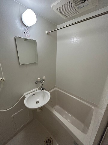 バス・シャワールーム　落ち着いた空間のお風呂です