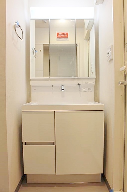 洗面設備　三面鏡の大きな洗面台