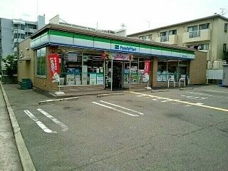 コンビニ　ファミリーマート様（コンビニ）まで400m