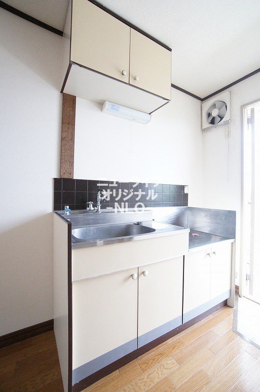 キッチン　上下に収納が充実しているので効率良くお料理ができます☆