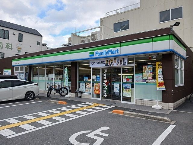 コンビニ　ファミリーマート様（コンビニ）まで400m