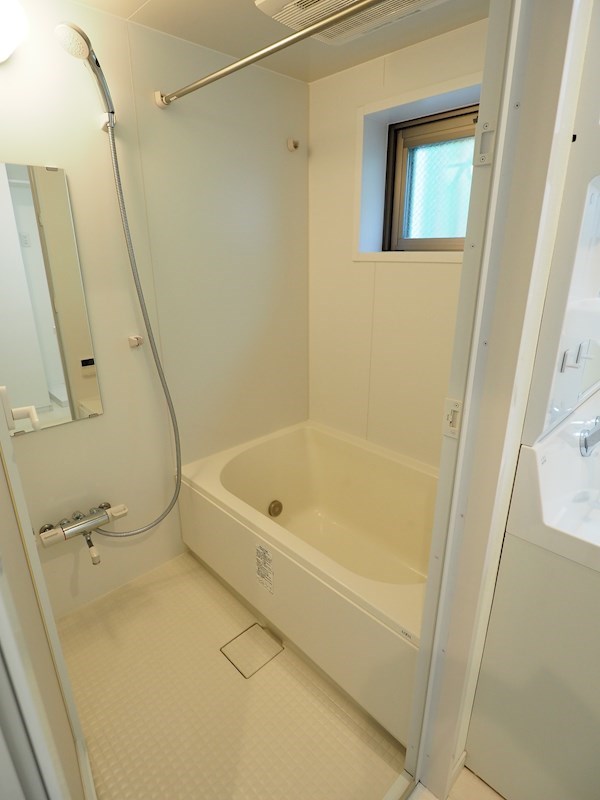 バス・シャワールーム　ゆったり入浴できる浴室です。