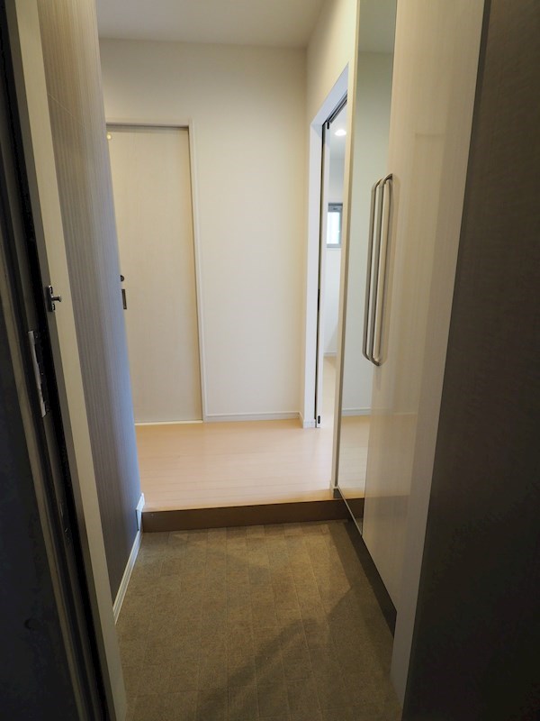 玄関　ゆとりある玄関スペースで出入りもスムーズ。