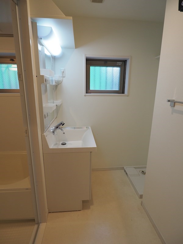 洗面設備　忙しい朝に便利な独立洗面台。