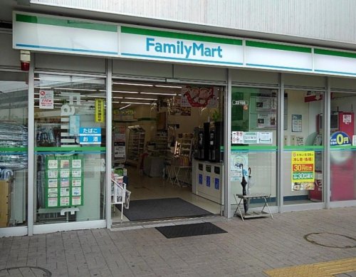 コンビニ　ファミリーマート 西大井駅前店（コンビニ）まで525m