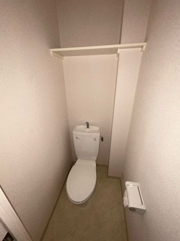 トイレ　落ち着いた色調のトイレです