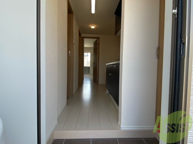 玄関　玄関を入ると正面が居室、左側にお風呂やトイレです