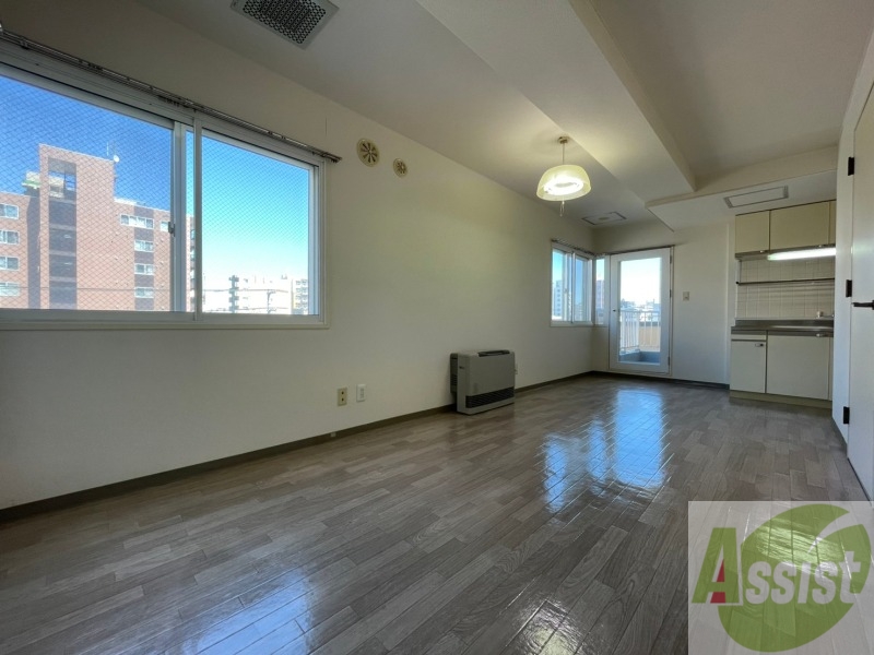 居室・リビング　リビングです。窓がたくさんあり明るいですね！