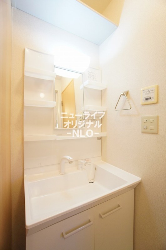 洗面設備　シャワー付き洗面台で忙しい朝でも楽に身支度が出来ます。