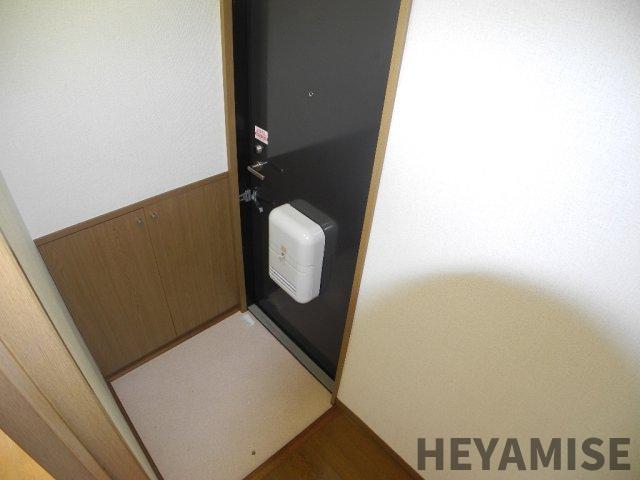 玄関　同物件別号室の写真となります。
