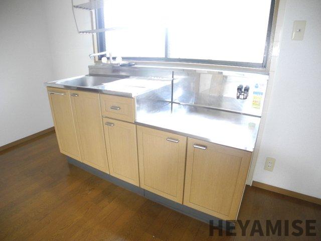 キッチン　同物件別号室の写真となります。