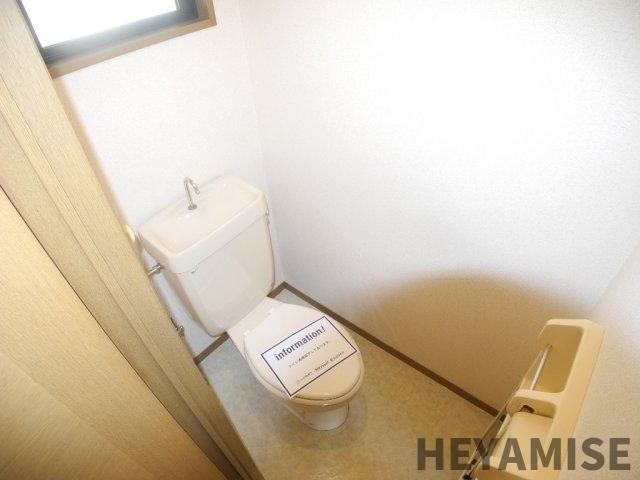 トイレ　同物件別号室の写真となります。