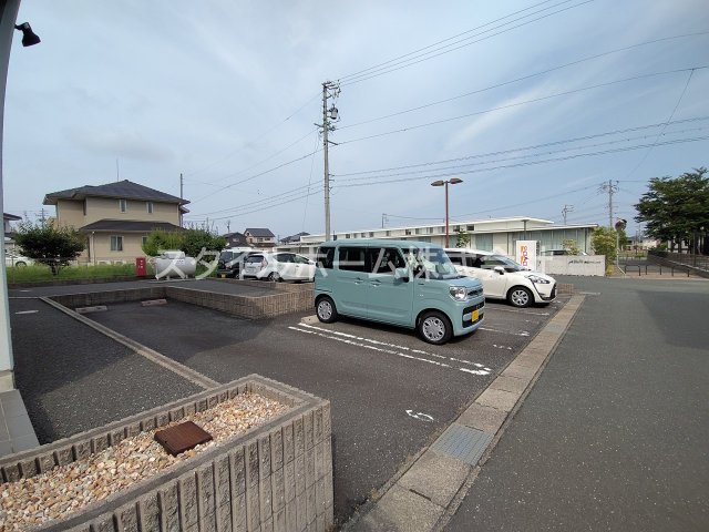 駐車場　駐車場があるので、車を買う予定の方も安心です