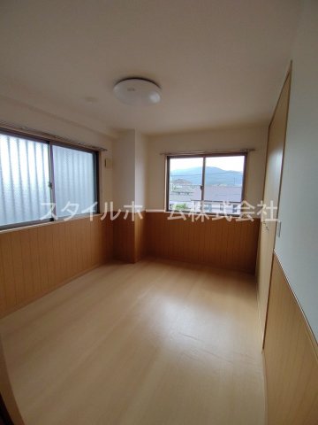 その他部屋・スペース　落ち着いた色調の寝室です