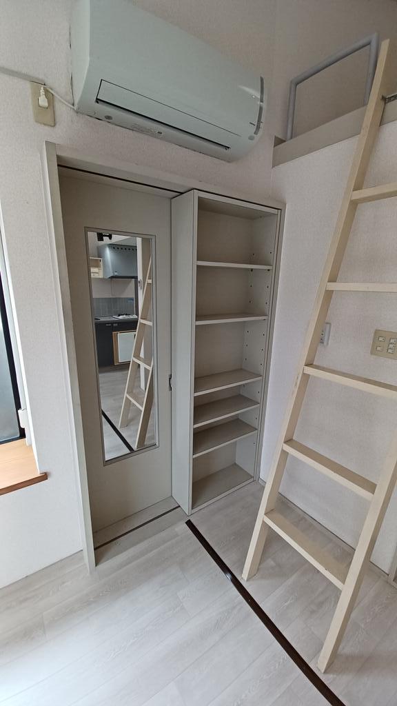 収納　クローゼット（鏡付き）