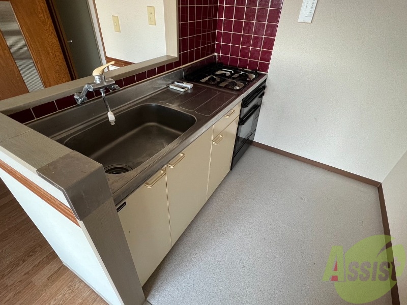 キッチン　シンプルで使いやすいキッチンです。下には収納もございます。