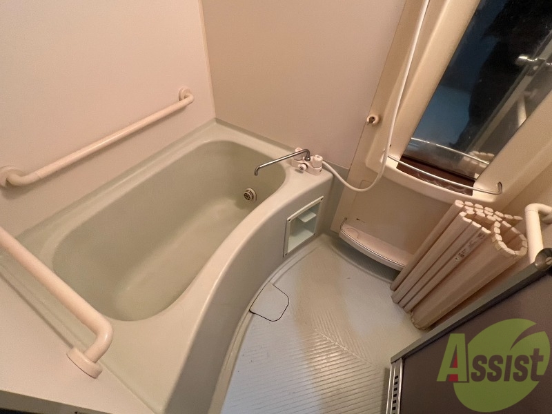 バス・シャワールーム　お風呂は追い焚き機能付きで快適にご利用いただけます。