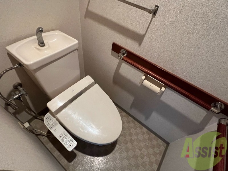 トイレ　トイレはウォシュレット機能付きで、快適にお過ごしいただけます