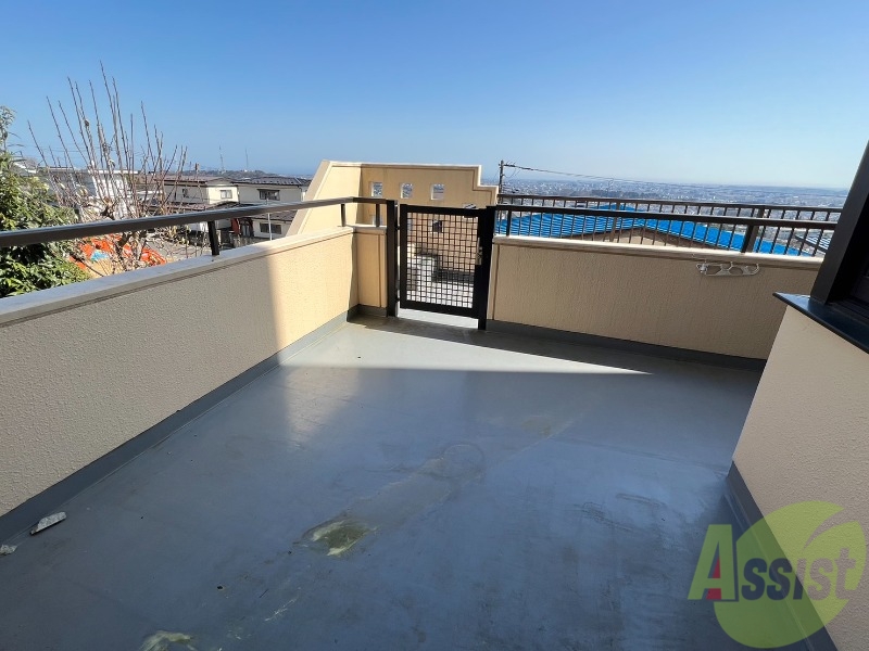 バルコニー　バルコニーはよく陽が当たり気持ちが良いです。