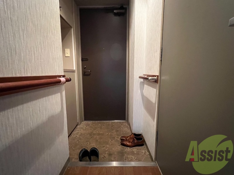 玄関　玄関からの様子ですリビングまでつながる廊下はきれいです