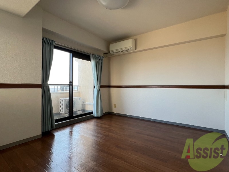 居室・リビング　１４．５帖のリビングは大きな窓のおかげでよく陽が差します