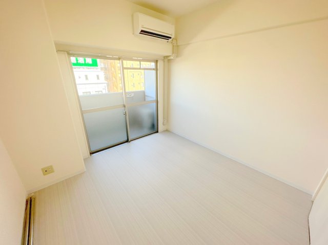 居室・リビング　明るく広々とした洋室です。