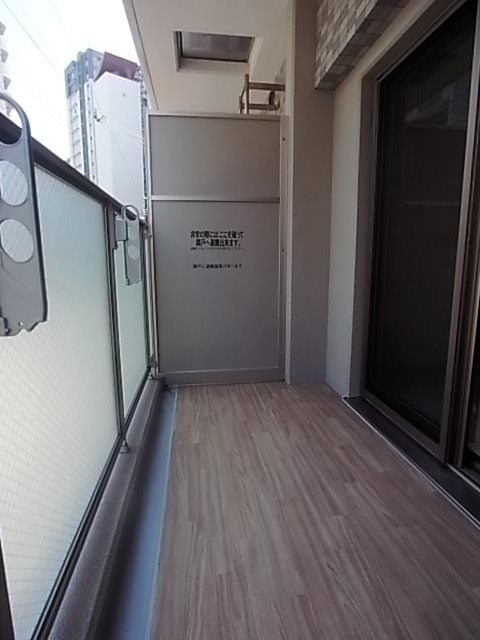 バルコニー　暖かな日差しのふりそそぐバルコニー