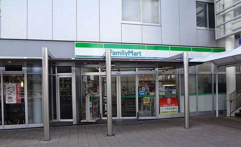 コンビニ　ファミリーマート（コンビニ）まで754m