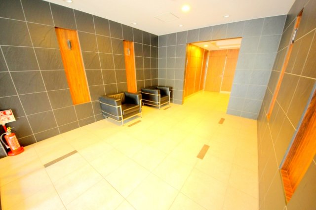 エントランス　重厚感あるエントランス