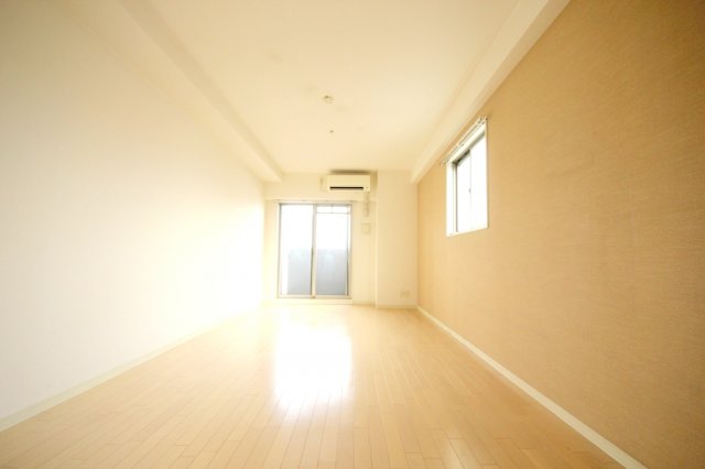 居室・リビング　明るい室内