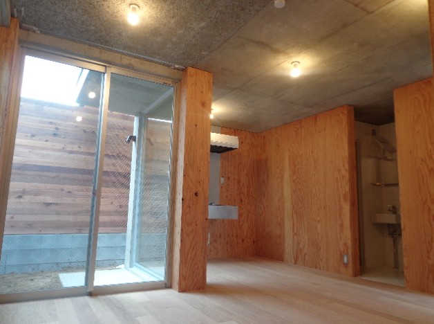 居室・リビング　ウッド調の室内