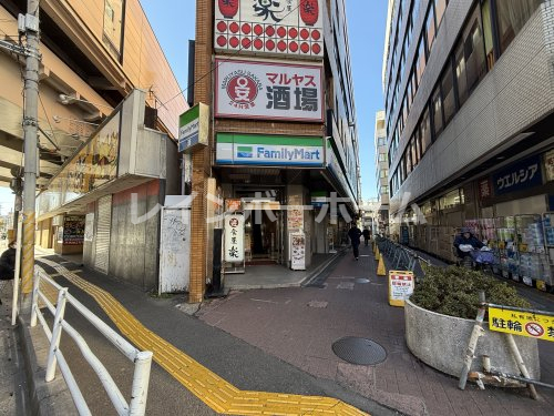 コンビニ　ファミリーマート 浦安駅前店（コンビニ）まで108m