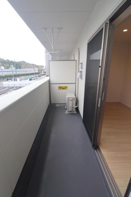 バルコニー　バルコニー　窓はペアガラスです。