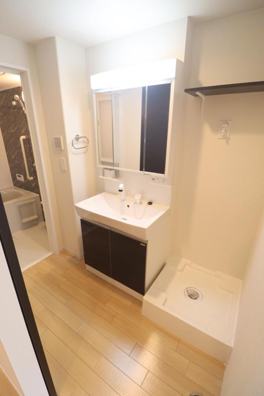 洗面設備　洗面脱衣所　シャワー付き洗面台