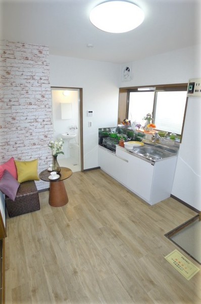 居室・リビング　床張り替え済み♪