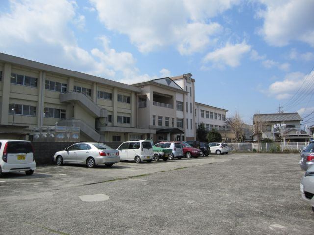 小学校　津市立成美小学校（小学校）まで957m