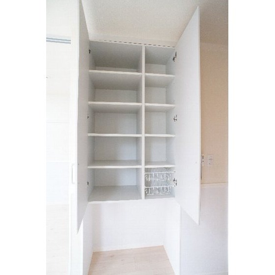 収納　ペット用品収納棚。下にケージやトイレも置けます。